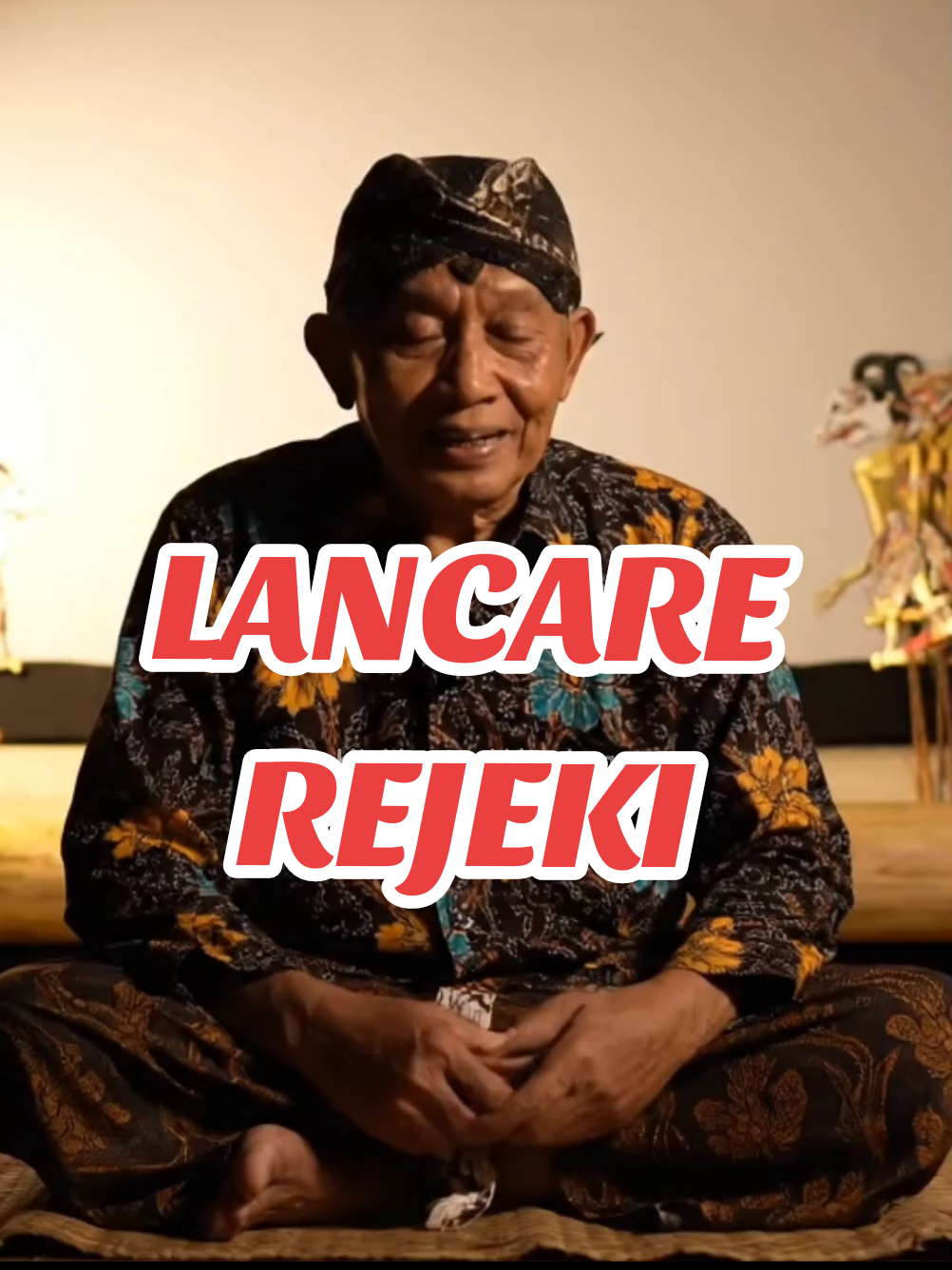 Dieling-eling ya, ngger... Kadang rejeki lancar dudu merga usaha awakmu dhewe, nanging merga enthenge tanganmu nulungi liyan. Uripmu ayem dudu merga akeh sing nyenengi, nanging merga awakmu seneng ngringanke bebane wong liya. Dongamu bisa wae diijabah, nanging lewat perantarane wong sing wis tau mbok tulungi. Kebaikan iku muter. Aja mandeg dadi uwong apik. #pituturjowo #pituturjawa  #renunganhati  #wetonjawa #rejeki  #pituturjawa  #spiritualjawa  #katahati  #doarejeki  #fypjawa 