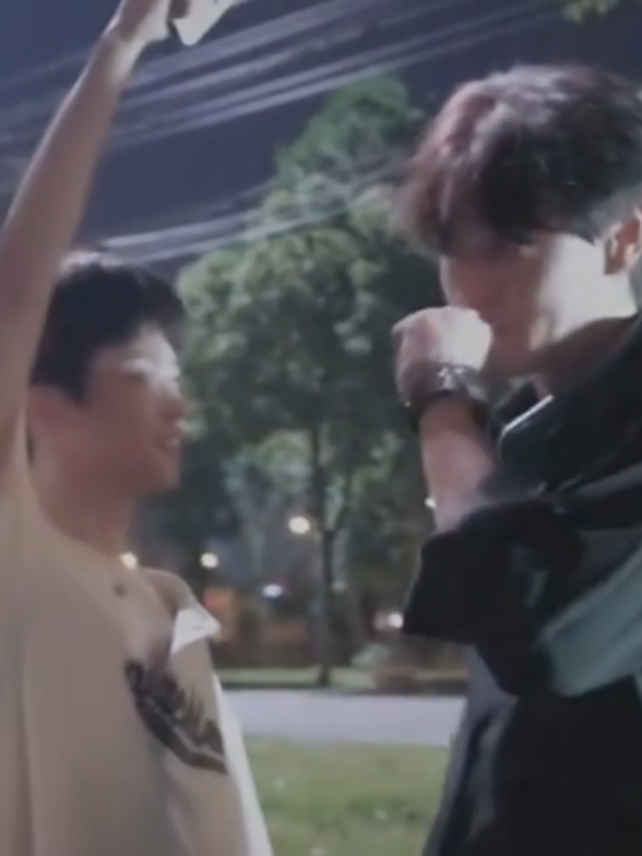 Ptooey!Much more comfortable..cireng sengaja banget lap bekas ciumannya Deket mami langsung..kaya nihh langsung gw lap yaa..takut maminya ngambek soalnya berabe guys urusannya 🤣🤣#revengedlove #tianxuning #ziyu #wusuowei #tianxiwei #boyslove #pyf 