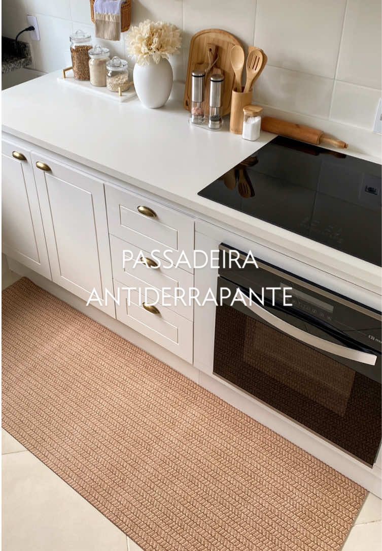 Estava faltando um detalhe super importante e que fez toda diferença aqui na cozinha : uma passadeira claro ! Mas não poderia ser uma passadeira qualquer. Tinha que a linha Super Splash da @Kapazi ! Essa linha tem inúmeros benefícios, entre eles : ✅ A base de 3mm traz ação antifadiga ✅ A superfície absorve a água em segundos, ideal para áreas úmidas. ✅ Fácil de limpar ✅ Alta durabilidade: resiste ao uso diário e mantém a beleza por muito tempo ✅ Base antiderrapante: garante segurança e previne acidentes. ✅ Design clássico e elegante: combina com diversos estilos de decoração ✅ Possui estampas variadas que combinam com diferentes estilos de decoração. Estou completamente apaixonada !! E você ? 🥰 #itensparacasa #casa #cozinha #donadecasa #decoracao 