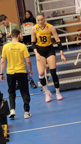 Pesona kapten yellow-black🤫🤫 #zehragunes #volleyballplayer  #sultanlarligi 