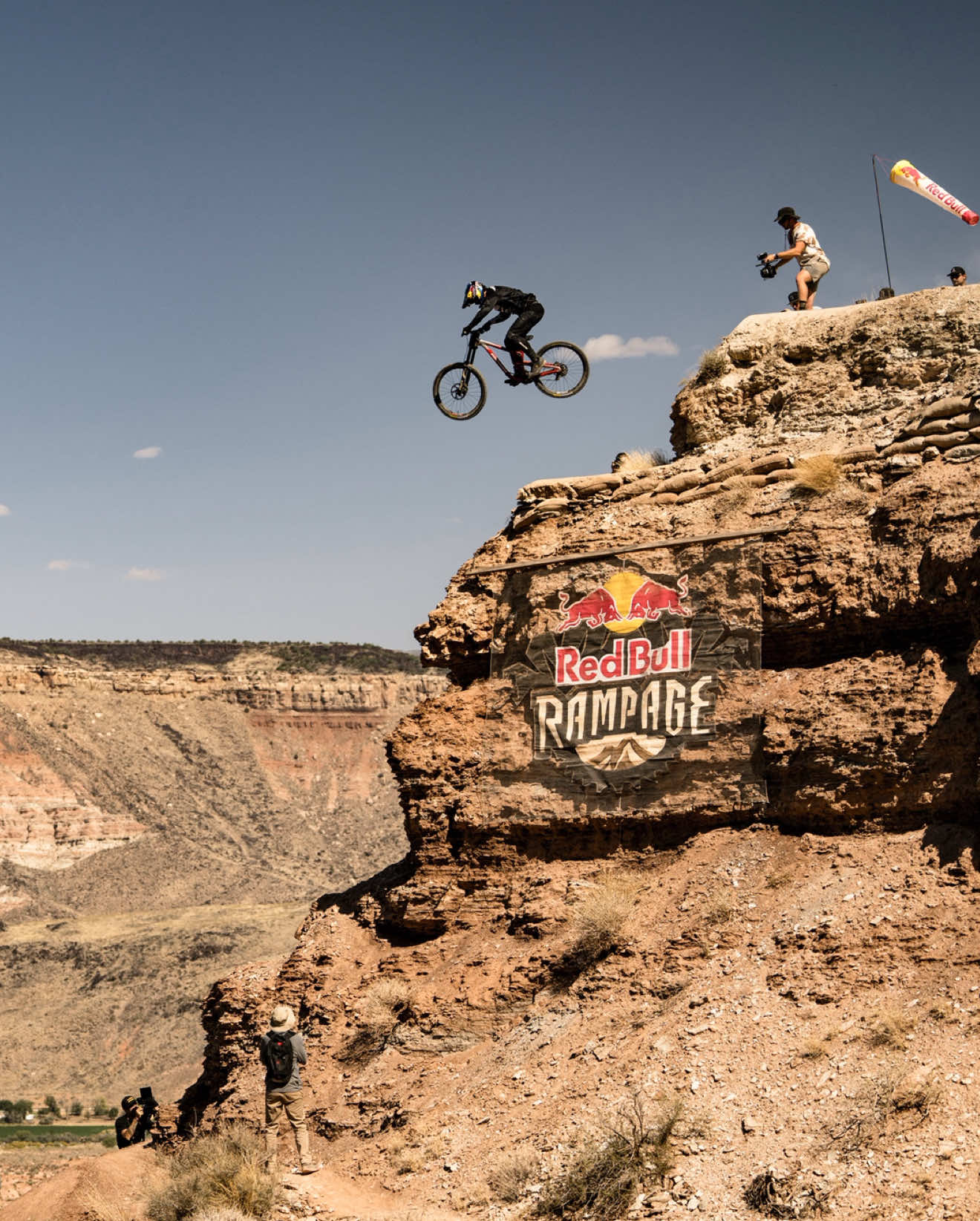 back with no hesitation 😤💥 #RedBullRampage comes back to the desert officially on October 16 & 18 Women’s Competition: October 16 Men’s Competition October 18 Catch it all LIVE on Red Bull TV 📺  #CarsonStorch #freeridemtb #mtblife #mountainbiking 