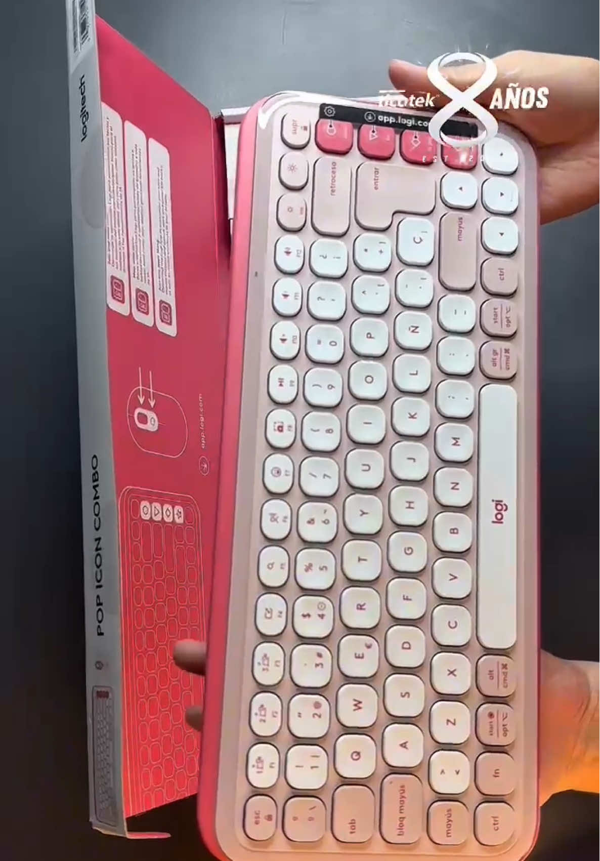 ✨ Dale estilo a tu espacio con el combo POP de teclado y mouse Bluetooth. Compacto, silencioso y con diseño moderno hecho con plástico reciclado, ¡perfecto para destacar! Conéctate a 3 dispositivos, personaliza teclas y botones, y disfruta de baterías de larga duración.  📞 Teléfono: 4002-9350 📱 WhatsApp: 7141-3654 📍 Ubicación: Lagunilla, Heredia, 400 metros oeste de Jardines del Recuerdo. #POPCombo #EstiloYFuncionalidad #TecnologíaSostenible #TicotekCR #Logi