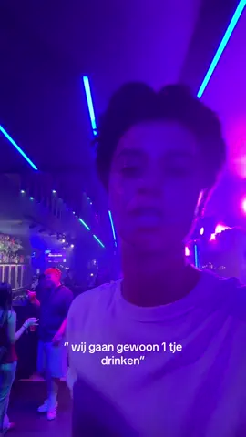 Altijd die karaoke bars… @sam #ilovekaraoke 