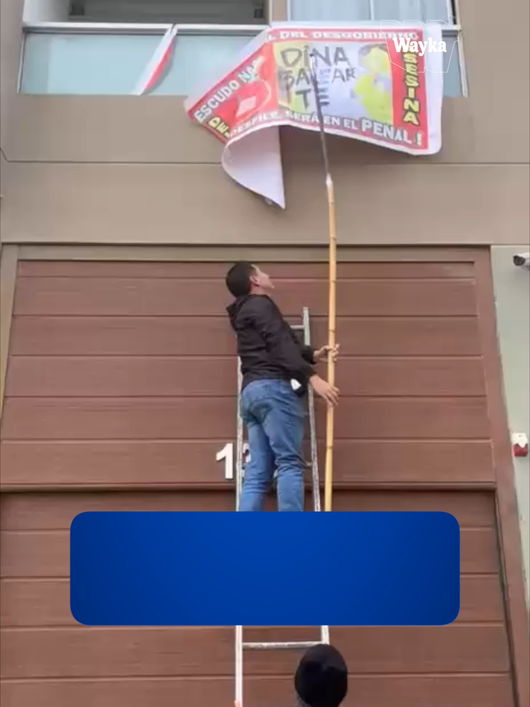 El 29 de julio, cerca al desfile militar, un grupo policías vestidos de civil retiraron de una casa un cartel contra Dina Boluarte y se lo llevaron a bordo de un patrullero en medio de los reclamos de vecinos que lograron grabar la intervención. #waykainforma #wayka #TiktokInforma #noticias #perú #lima #desfile #desfilemilitar #pnp #policia