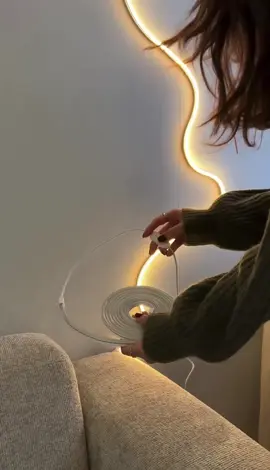 Sua parede merece um toque de personalidade! Transforme qualquer cantinho com a fita de LED perfeita pra criar aquele clima cozy, moderno ou vibes Tumblr! 😍💡 🛒Clique agora no carrinho amarelo   #DecoraçãoCriativa #FitaLED #EstiloEmCasa #QuartoDecorado #AchadinhosDecor #tiktokshop 