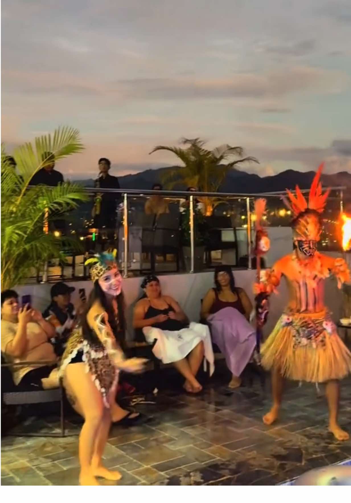 🌿💃 Los Tulumayos 🔥 Ritmo, fuerza y tradición desde Tingo María 🌺 ¡Orgullo amazónico en cada paso! 🐆🎶 #TingoMaria #danzadelostulumayos #culturaviva #orgulloselvatico #AmazoníaPeruana #tingomaria #caruzohotelandsuites #poolparty #rooftopbar #rooftoppool #traveltoperu #selvaperuana #fyp #PlacesToVisit #placestotravel #fireshow #peru🇵🇪 