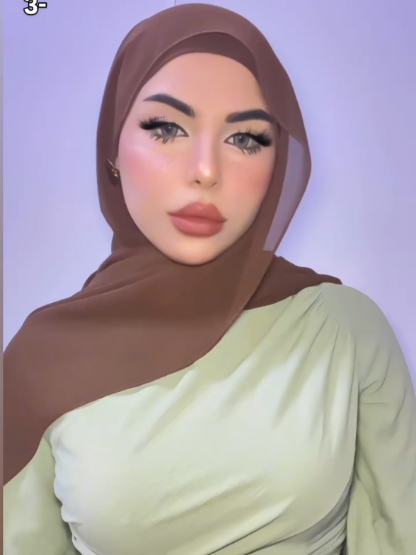 وتخيلوا كل هذولي ثابتات بدون دبوس واحد🙂‍↔️🤎؛ هذا الفيديو للي ديتحجبون جديد او للي ميعرفون يسوون شال يوالمهم بنات ضروري تعرفون اللفه الي توالمكم لانو تأثر ع شكل الوجه بنسبه ٩٩/: ف حاولو تعتمدون لفات سهله وبدون دبابيس #explorepage #explorepage #followforfollowback #hijabstyle #hijab
