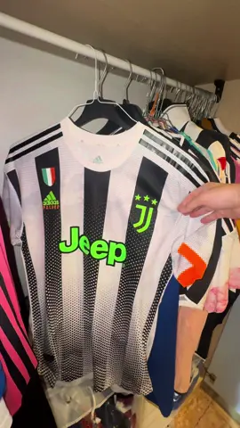 “Ma dove spenderà mai tutti quei soldi?” Ecco qua, la collezione più bell che potessi mai avere.  Qual’e la tua preferita o quella che mi manca e che devo assolutamente avere???  #viral #juventus #matchworn #shirt #seriea #foryou