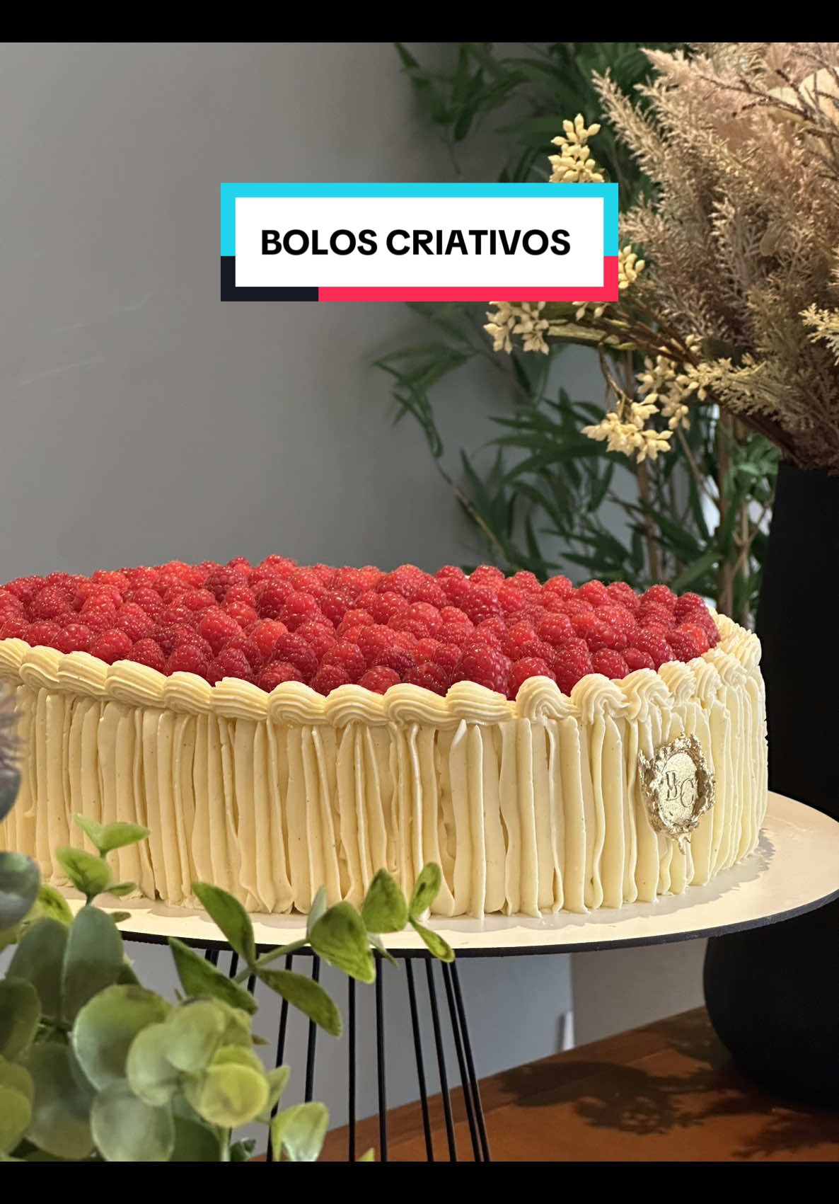 90% usa esse bico errado! Todo mundo só faz roseta com o 1M, mas olha o efeito LUXO que ele dá em linhas verticais 🤯 E melhor: tem um KIT com 30 bicos por praticamente o mesmo preço desse sozinho! 👉 Clique no carrinho e garante o seu kit agora! Qual técnica você quer que eu ensine com esses bicos? Comenta aqui! #confeitaria #confeitariacriativa #dicasdeconfeitaria #bicosdeconfeitar #kitdebicos #confeiteira #tiktokshopbrasil #cozinhacriativa #bolosdecorados #bolocriativo #creatorsearchinsights 