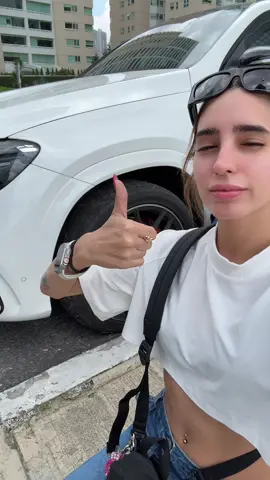 Gracias al señor que ofreció su ayuda a esta chica indefensa xd