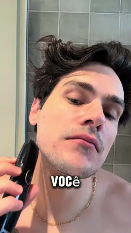 Barbear sem foliculite? Aos 38 anos, aprendi que cada passo faz diferença. Primeiro, aparo os pelos com depilador elétrico — se você raspa um pelo longo com lâmina direto, ele dobra e repuxa a raiz: é aí que começa o sofrimento. Depois, banho morno. A água morna dilata os poros e deixa o pelo mais maleável, facilitando o corte e reduzindo microtraumas. Antes da lâmina, um passo que quase ninguém faz: passo condicionador. Sim, condicionador. Ele ajuda a umidificar o pelo e reduzir o atrito com a lâmina. Primeira passada: sempre no sentido do crescimento. Segunda: contra. Isso diminui o risco de cortes e pelos encravados. Enxáguo com sabonete suave, que limpa sem tirar o manto lipídico — uso o da @Cerave Brasil  Depois, um sérum com niacinamida, N-acetilglucosamina e ácido hialurônico da @NEUTROGENA®️ Ele hidrata, repara a barreira da pele e ajuda a evitar foliculite. Se for de dia, finalizo com protetor solar. Sem isso, todo o resto perde sentido. Meu nome é Ivan Silva, sou médico dermatologista em Porto Alegre.