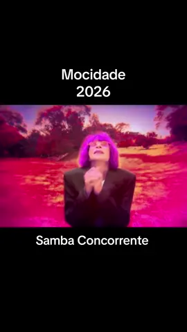 Mocidade #carnaval de 2026  Compositores: Jeffinho Rodrigues, Diego Nicolau, Xande de Pilares, Marquinho Índio, Richard Valença, Orlando Ambrosio, Renan Diniz, Lauro Silva, Cleiton Roberto e Cabeça do Ajax. UM BELO DIA RESOLVI MUDAR  CANSEI DESSA GENTE CARETA AOS SEUS BONS COSTUMES EU SINTO INFORMAR  FORMEI OUTRAS OVELHAS NEGRAS A DIFERENTONA DO VERBO SEM FREIO PRA FARDA, UMA LÍNGUA E O DEDO DO MEIO CABELO DE FOGO E A LENTE ENCARNADA  MUTANTE DA PELE MARCADA  TRANSO ROCK E SAMBA PRA SENTIR PRAZER AGORA SÓ FALTA VOCÊ.. SOU INDEPENDENTE, FÁCIL DE AMAR LIVRE DE QUALQUER CENSURA VEM, BAILA COMIGO, SÓ DE TE OLHAR POSSO IMAGINAR LOUCURAS AMOR É PRA SEMPRE O CORPO COMPONDO ENTRE A BOCA E O VENTRE DEDILHA A GUITARRA.. ARRANCA AS AMARRAS E ME BEBE QUENTE MEU DOCE VAMPIRO ALÉM DO QUERER  DESCULPE O AUÊ! SE É CASO SÉRIO, EU LANÇO PERFUME, AUMENTA O VOLUME  QUE EU BANCO A VERDADE  NÃO ADIANTA PRENDER  SANTA RITA 