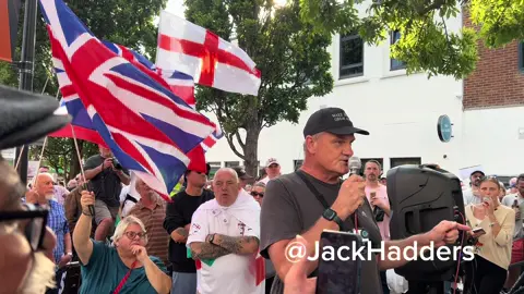 A man who previously organised a campaign against illegal migrants in Aldershot, warned of the change people will see in Waterlooville if they’re housed here.  “You will see men hanging around… you’ve got to fight!”  #waterlooville #asylumseekers #epping #reformuk #illegalimmigration #ukpolitics #gbnews 