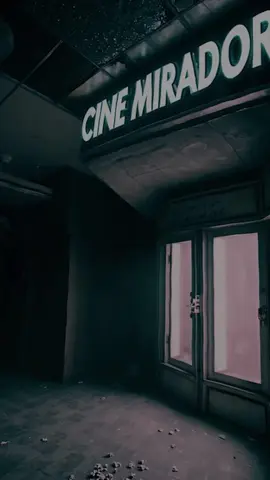 Historia de Terror: Turno Nocturno en el CINE Mirador 🎞️| #turnonocturno #horror #analoghorror #terror #terroranalogico #parati #viral #fyp #miedo #horrorstory #horrorstories #horrortok #horrorseries #vhsfilter #VHSHorror #creepypasta #HorrorShort #analogcore #psychologicalhorror #LiminalSpace #HorrorTok #distortedreality #CursedTape #Uncanny #alternatereality #analoghorror #urbanlegend #creepypasta #foundfootage #USAhorror #BackroomsStyle #scarytiktok 