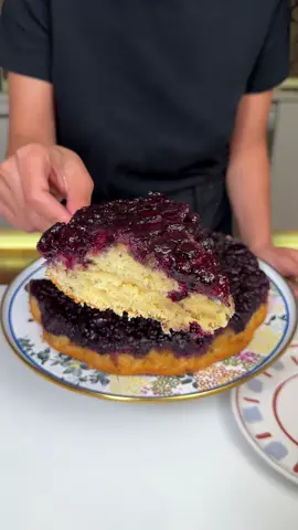 🫐 Yabanmersinli Kek | Blueberry Cake ⬇️ English Malzemeler • 1 bardak yaban mersini • 3 adet yumurta •1 su bardağı şeker  • 1 su bardağı süt • 1 çay bardağı sıvı yağ • 1 paket vanilin • 1 paket kabartma tozu • 2,5 su bardağı un Karamel tabanı için: • 1 su bardağı toz şeker ⸻ 🧁 Hazırlanışı •Yaban mersini yağlı kağıt serdiğiniz kek kalıbına dökün.  • Ardından şekeri kuru bir tavada orta ateşte eritin, karıştırmadan karamel kıvamına gelmesini bekleyin. • Karameli, yaban mersini döktüğünüz kek kalıbına dökün. • Yumurtaları ve şekeri 4–5 dakika çırpın. • Süt, sıvı yağ ve vanilini ekleyin, karıştırın. • Elenmiş un ve kabartma tozunu ekleyip pürüzsüz kıvam alana kadar karıştırın. • Karışımı yaban mersinli karamelin üzerine dökün. • Önceden ısıtılmış 175°C fırında 40–45 dakika pişirin. • Kürdan testiyle kontrol edin. • Fırından aldıktan sonra 10 dakika dinlendirin. • Kenarlarını bıçakla gevşetip kalıbı dikkatlice ters çevirin. İsterseniz dondurma ile servis yapabilirsiniz. Afiyet olsun 😋 ⬇️ English Ingredients • 1 cup blueberries • 3 eggs •1 cup granulated sugar  • 1 cup milk • 100ml vegetable oil  • 10 g vanilla sugar (or 1 tsp vanilla extract) • 10 g baking powder (about 2 tsp) • 2.5 cups all-purpose flour *1 cup = 200 ml For the caramel base: • 1 cup granulated sugar 🧁 Preparation • Pour the blueberries into a cake mold lined with parchment paper. • Then melt the sugar in a dry pan over medium heat without stirring, and wait until it turns into caramel. • Pour the caramel over the blueberries in the cake mold. • Beat the eggs and sugar for 4–5 minutes. • Add the milk, vegetable oil, and vanilla, then mix well. • Add the sifted flour and baking powder, and mix until smooth. • Pour the mixture over the caramelized blueberries. • Bake in a preheated oven at 175°C (347°F) for 40–45 minutes. • Check doneness with a toothpick. • Let it rest for 10 minutes after removing from the oven. • Loosen the edges with a knife and carefully flip the cake out of the mold. • You can serve it with ice cream if you wish. Enjoy! 😋 #busezeynep #cake #blueberry #yabanmersini #upsidedowncake 