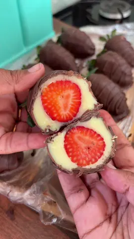 🍫🍓 Bombom do Amor 🍓🍫 Essa receita é, sem dúvidas, melhor até que o Morango do Amor! 💥 Quem ama um docinho bem recheado, cremoso e com morango, precisa provar essa delícia! 😍 ✨ Recheio: 🥄 1 caixa de leite condensado 🥄 1 caixa de creme de leite 🥄 1 xícara de leite em pó (🔎 minha xícara é de 180ml) 🥄 2 colheres de manteiga 🔥 Leve tudo ao fogo médio até passar um pouquinho do ponto de recheio. 🍫 Calda de chocolate: Estou usando 300g de chocolate, vou derreter no micro-ondas de 30 em 30 segundos, até ficar bem lisinho. 🍓 Estou usando aproximadamente 2 caixas de morango 🍓 — 💬 Me conta: você prefere o Bombom do Amor ou o Morango do Amor? 😍 #receita #morangodoamor #bombom #bombomdoamor #morango #chocolate 