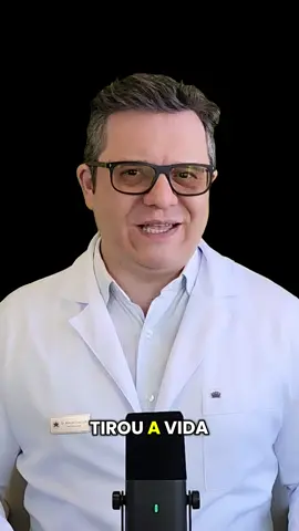 🚨 Preta Gil perdeu a vida para um câncer colorretal. Mas será que foi só genética? Ou o estilo de vida também teve um papel silencioso e fatal? Esses dias publiquei uma série sobre os aditivos alimentares, e muita gente comentou: “Ah, hoje em dia não dá pra comer nada!”. Mas será que sabemos o que estamos colocando no prato? 🥓 Presunto, salsicha, peito de peru, bacon… Sabe o que todos têm em comum? Nitrito e nitrato de sódio, conservantes que deixam a carne rosa e “bonita” pra gôndola do mercado. Mas dentro do corpo… viram nitrosaminas, substâncias altamente cancerígenas. A própria OMS já classificou esses aditivos como carcinogênicos para humanos, no mesmo grau de perigo do cigarro. E o consumo frequente está associado ao aumento do risco de câncer colorretal, o mesmo que tirou a vida da artista. ⚠️ E aqui entra o alerta: não é só o aditivo que importa. É o seu terreno biológico. Quem tem intestino inflamado, disbiose, constipação, sobrepeso e desequilíbrio hormonal está com a porta escancarada para o câncer. 🧬 Sabia que até os estrogênios mal metabolizados aumentam o risco de tumores intestinais? Mesmo com exames “normais”. Sintomas como TPM forte, inchaço, intestino preso, fadiga e compulsão alimentar são sinais de alerta, não frescura. Se você come embutidos com frequência, sente o intestino “estranho” ou vive à base de ultraprocessados, é hora de agir. 👨‍⚕️ Meu nome é Marcel Guazzelli, nutricionista e fitoterapeuta. Ajudo meus pacientes a identificar e corrigir a raiz dos desequilíbrios metabólicos e intestinais com a nutrição antes que virem diagnósticos graves. 📲 Agende sua consulta comigo. Faço avaliação completa, plano alimentar personalizado e investigação funcional dos sintomas, hormônios e intestino. Se você sente que algo está errado, não espere pelo pior. A prevenção começa com informação e ação — e eu estou aqui pra guiar esse caminho com ciência real e nutrição de verdade. 📌 Link na bio ou me chama no direct. . . . . #pretagil #nutrição #saúde #câncer #nutricionista #marcelguazzelli #bacon 
