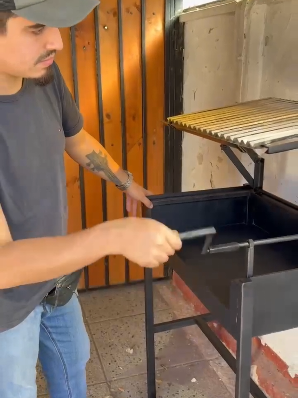 🔥 Parrilla hecha a medida – funcional y duradera 🔥 ✅ Rejilla de acero inoxidable desmontable ✅ Canal de grasa también en inoxidable ✅ Plancha de 3mm de espesor ✅ Sistema de elevación frontal para regular el calor ✅ Ideal para asados con carbón o leña Fabricada con materiales resistentes y pensada para quienes disfrutan asar como se debe 🍖 Cotiza la tuya sin compromiso, se hacen a medida 🙌 📩 Envíame un mensaje directo para más info o precios #parrillachilena #asado #hechoamano #quincho #parrilla #aceroinoxidable #fierro 