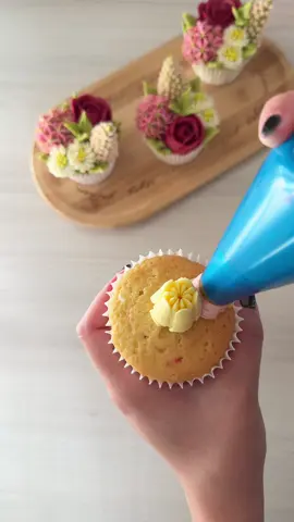 Catch me pretending I’m on Bake off 🎞️🎥  I can teach you how to make these mini blooms, link in bio to tutorials and buttercream tutorial  . . . . #cupcakes #cupcakeday #cupcakedaily #cupcakeaesthetic #foodart #homemade #bakingtutorial #dessertdecor #cupcakedecoration #buttercreamflowers #cupcakedecoratingvideo #pipingflowers #pipingbuttercream #cakemakersoftiktok #caketok #cakemakersuk 