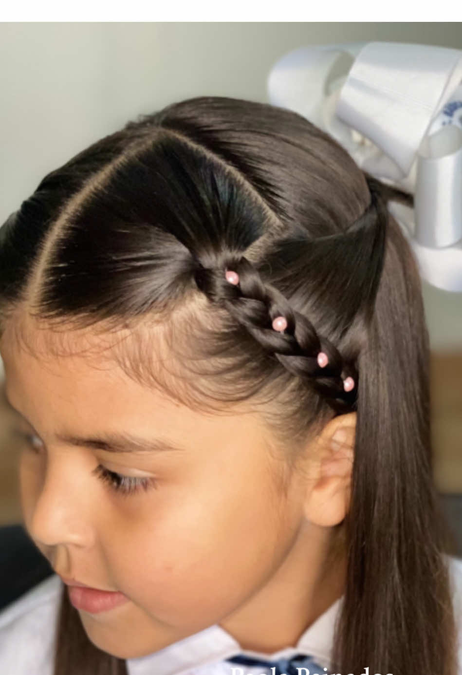 Peinado fácil con pelo suelto 🌸✨. Guarda y reproduce 💗. #peinadosfaciles #pelosuelto #peinados #peinadosparaniñas #elegante #peinadosocial 