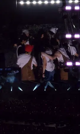 A group hug to end the Dominate Tour era, thank you @Stray Kids for all your hard work and joy you have brought me and everyone else 😭 #straykids #dominatetour #rome #dominateskz #europe #dominate #dominaterome #bangchan #leeknow #changbin #hyunjin #han #felix #seungmin #IN #kpopfyp #skz #straykidsstay #skzstay #kpop #fyp #viralvideos #comfort #comfortperson #happines 