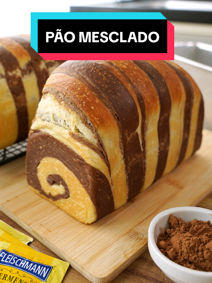 Quem ama combinações criativas? Já pensou em juntar o pão de leite com o pão de cacau e criar um miolo em espiral super macio e lindo? Esse é o pão mesclado!  Essa delícia tem o apoio da @Fleischmann Brasil, nossa parceira de sempre que acredita, assim como a gente, no poder de colocar a mão na massa!  Ingredientes Massa: - 960 g (7 ¾ xícaras) de farinha de trigo - 20 g (1 colher de sopa) de sal - 80 g (⅓ de xícara) de açúcar - 10 g (1 sachê) de fermento biológico seco Fleischmann - 40 g (½ xícara) de cacau em pó 100% - 240 ml (1 xícara) de leite integral - 240 ml (1 xícara) de água - 2 ovos - 70 ml (⅓ de xícara) de óleo vegetal Cobertura - Leite integral (pincelar)  RENDIMENTO: 2 pães de forma  TEMPO: 30 min (manuseio) / 3 a 4 horas (total) O vídeo completo do Pão Mesclado está em nosso canal no YouTube: youtube.com/amopaocaseiro Ou acesse pelo site: https://amopaocaseiro.com.br/receita/pao-mesclado/ #pãomesclado #paocaseiro #pao #amopaocaseiro #amopao #cozinhandoemfamilia #amorporcozinhar     