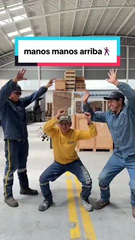 manos manos arriba🕺🏽 #friends #trendviral #quieroversolohombres #pompa #baile #empresa #trabajo #humor #videosderisa #biker 