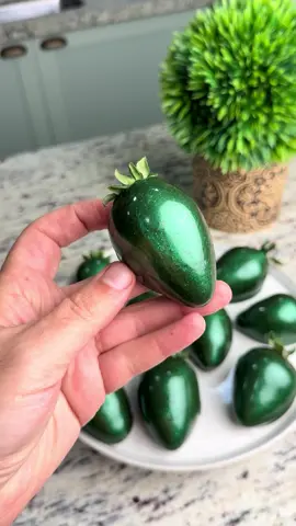 🍬 CALDA DO AMOR VERSÃO VERDE ESMERALDA 📝 INGREDIENTES ○ 2 xícaras (chá) de açúcar refinado ○ ½ xícara (chá) de água ○ 1 colher (sopa) de vinagre branco ○ 150 g de xarope de glucose ○ Corante em gel verde (a gosto) ○ Pó perolado verde (a gosto) ○ Glitter comestível verde (a gosto) 👨‍🍳 MODO DE PREPARO 1️⃣ Em uma panela, adicione: açúcar, água, vinagre, glucose, corante, pó perolado e glitter. 2️⃣ Leve ao fogo baixo a médio, sem mexer, até atingir 145 °C (ponto de vidro). 🔎 Sem termômetro? Pingue um pouco da calda em água gelada. Se endurecer e fizer barulhinho de vidro, está pronta. 3️⃣ Desligue o fogo e inicie a finalização. 💡 Dica: Para facilitar o banho dos morangos, faça duas receitas da calda — assim você ganha agilidade com volume suficiente. 🍫 BRIGADEIRO PARA ENVOLVER OS MORANGOS 📝 INGREDIENTES ○ 395 g de leite condensado integral ○ 200 g de creme de leite ○ 200 g de chocolate meio amargo nobre ○ 1 colher (sopa) de glucose (aprox. 15 g) ○ 15 g de manteiga (com ou sem sal) 👨‍🍳 MODO DE PREPARO 1️⃣ Leve todos os ingredientes ao fogo médio, mexendo sem parar. 2️⃣ Cozinhe até atingir ponto de brigadeiro bem firme para enrolar. 🔎 Pode passar um pouco do ponto, pois o morango solta água e o brigadeiro precisa estar consistente. 3️⃣ Transfira para um recipiente, cubra com plástico filme em contato e deixe descansar em temperatura ambiente por 24 horas. 🍓 MONTAGEM DO MORANGO DO AMOR 1️⃣ Escolha morangos firmes, secos e não muito maduros. 2️⃣ Envolva os morangos com o brigadeiro, modelando com as mãos. 3️⃣ Espete o palito somente na hora de banhar na calda quente. 4️⃣ Mergulhe o morango na calda, cobrindo completamente. 5️⃣ Coloque sobre superfície untada ou tapete de silicone e aguarde esfriar. 6️⃣ Se quiser manter o brilho, embale em papel celofane individualmente. ⏳ Validade: Até 2 dias refrigerado, em recipiente fechado. #m#morangodoamorc#confeitariad#docesb#boloc#confeitariaartesanalc#chocolateb#brigadeiroc#cakeb#bolosdecoradosd#docesgourmeti#instafoodd#desserts#sweetf#Foodief#fypv#viralb#bakingtokcaketok