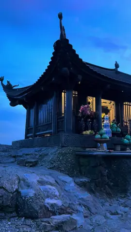 Bình Minh trên đỉnh non thiêng 