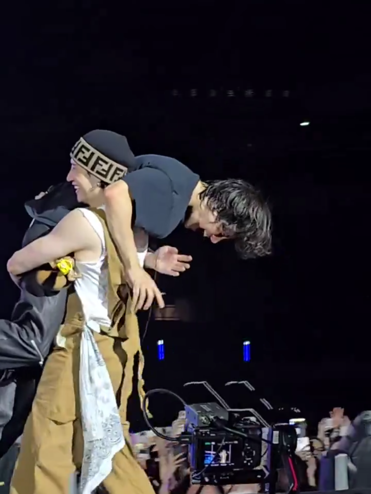 2025.07.30    ⋆˙✧ chan kidnapping the dancer THEYRE SO CUTE 😭😭🥹🥹🥹🥹❤️‍🔥❤️‍🔥   😭  😭😭😭😭😭😭😭😭😭😭 🥺🥺💙💙🫶#dominATE_Rome #dominATE #StrayKidsEurope