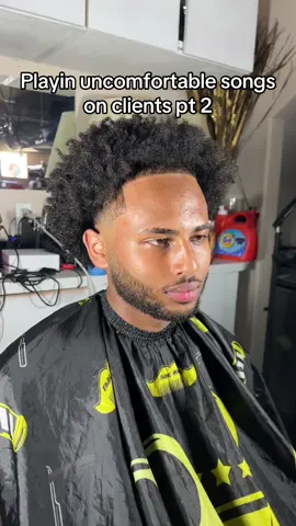 👀👀 he lowk messing w the song #akcutzz #barber #fyp #barberprank #lasvegasbarber #transformation #allnatural 