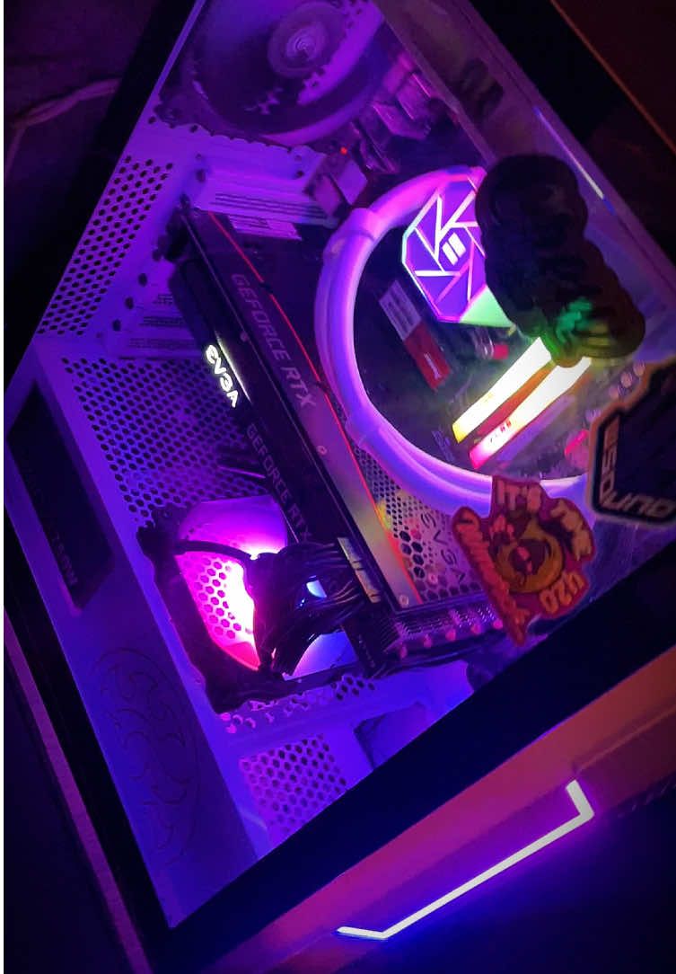 Les presento mi setup gamer. De niño soñaba con tener un PC para ser youtuber, sin embargo lo hice y jugaba en un portátil… Ahora, mi sueño se ha hecho realidad, tengo mi PC gamer y todo para empezar con mi sueño: ser streamer. El camino será duro, pero nada me lo va a impedir, voy de la mano de Dios y lucharé por cumplir mis sueños 🫡🔥 #misetupgamer #pcgamer #sueñohechorealidad #streamerpequeño #streamer 
