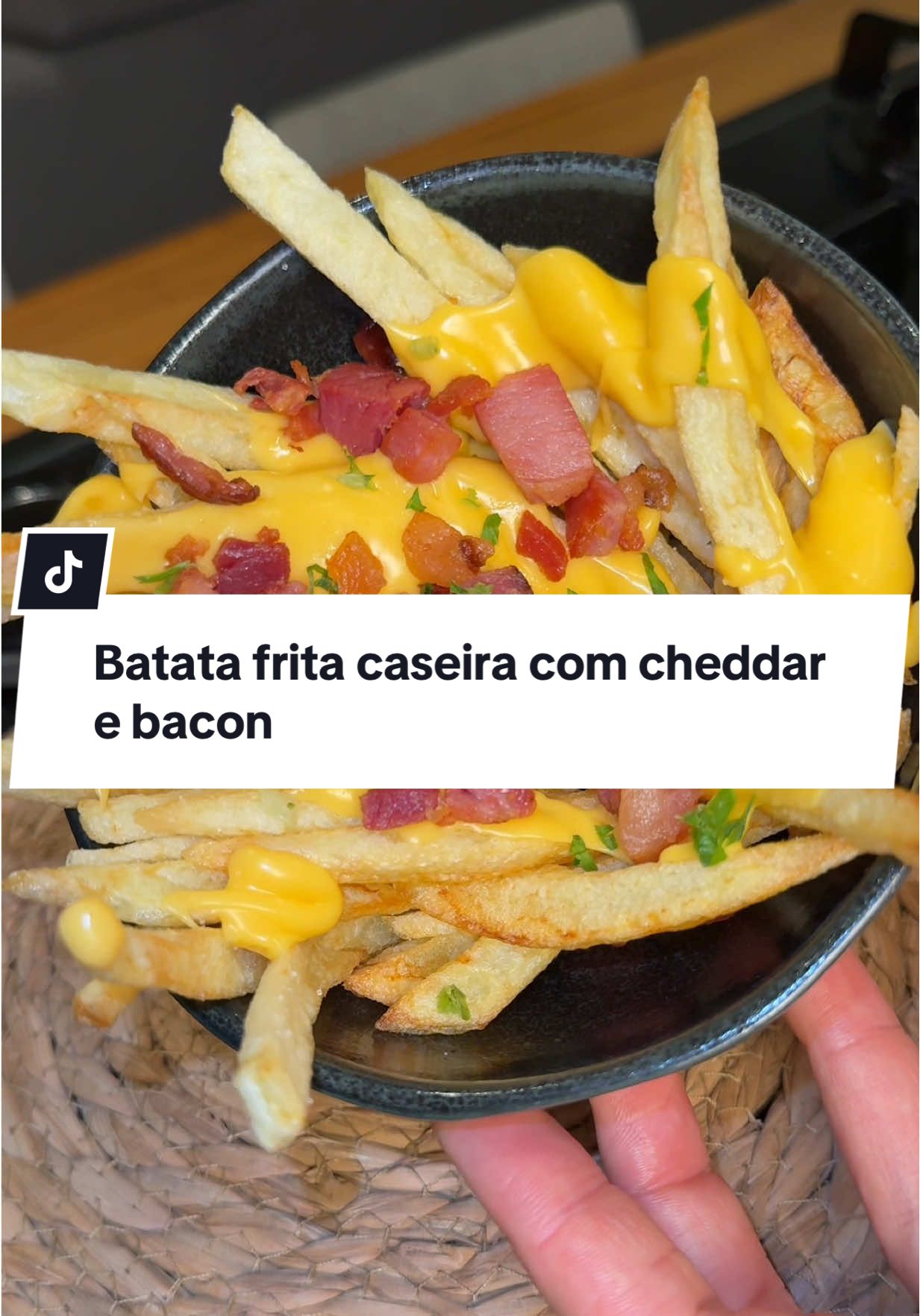 Batata frita caseira com cheddar e bacon