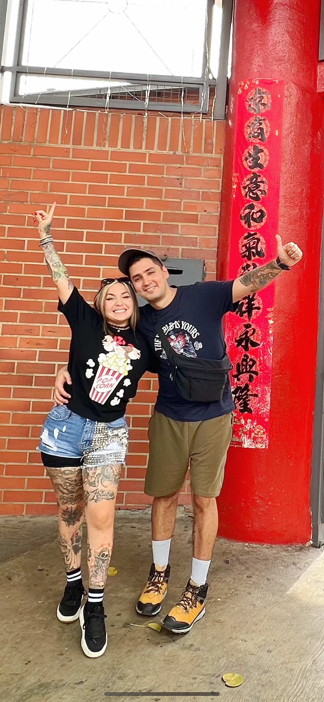 Visitamos el Barrio Chino de Caracas o por lo menos lo que más se le parece. Esta experiencia la encuentras en el Club Social Chino, en la urbanización El Bosque. Eso si, el mercadito abre únicamente los días domingos desde muy temprano y hasta la 1:00 pm.  Aun así, muy cerca del Club Social Chino, encuentras un súpermercado bastante moderno, en el que vas a encontrar un sin fin de productos chinos. Esta experiencia completa te la contamos en nuestro nuevo capítulo de YouTube: Barrio Chino en Caracas. Ve a disfrútalo porque ya está disponible! #venezuela #caracas #mifotoneta #barriochino #comidachina