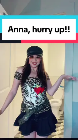 This sound was made for me 😜 I was going for Lindsay Lohan in Get A Clue 💁🏻‍♀️ #y2k #millennial #freakyfriday #disney #lindsaylohan #actress #OOTD #outfit #transition #trending #mom #MomsofTikTok #fyp #foryou 