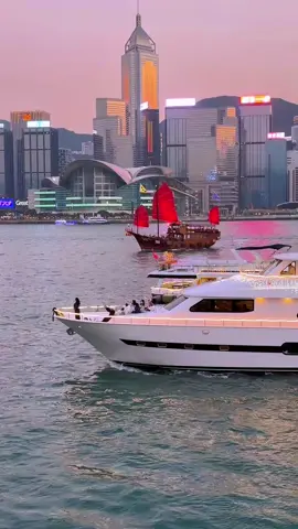 🌆 Nếu bạn đến Hồng Kông, nhất định phải một lần đón gió nơi cảng Victoria lúc hoàng hôn… 🌅 Hãy để ánh chiều rực rỡ ấy nhẹ nhàng kéo bạn ra khỏi nhịp sống hối hả, để cảm nhận một Hồng Kông thật khác — chậm rãi, dịu dàng, lãng mạn đến lạ thường. 🌬️ Cơn gió chiều nơi đây không chỉ mát, mà còn mang theo hương vị của những kỷ niệm chưa kịp đặt tên. #HongKong #CảngVictoria #HoàngHônLãngMạn #GióChiềuHồngKông #ChậmLạiMộtChútĐểYêuThêmCuộcĐời