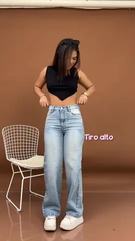 El jean perfecto para cualquier ocasión 😍✨ #Widelegjeans 👖 La modelo utiliza una talla 28, es de material denim rígido 💙 #pudesajeans #somosfabricantes #gamarra #peru #lima #delunesadomingos 
