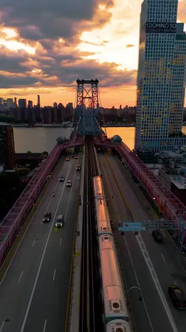 🌆🗽 . . . . . . . . . . . #nyc #newyork #newyorkcity #newyorker #nyctiktok #subway #train #williamsburg #brooklyn #manhattanview #nyclife 
