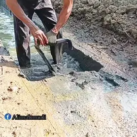 serpis parit pakai cangkul 