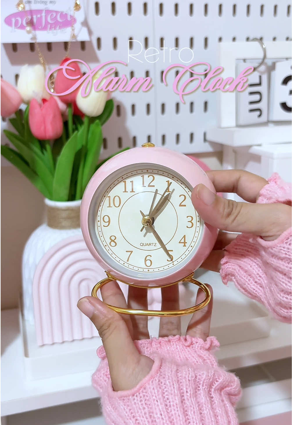 Retro Alarm Clock 💗🌸 This is so cute minimalist and retro design. Perfect as room decor 💗 Available in different colors 💗🌸 #fyp #alarmclock #retroalarmclock #clock #roomdecor 