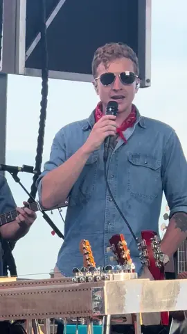 Bitin’ List 2nd ever live performance by @Tyler Childers. Insane energy at the end! Live from Dinosaur World, Cave City, Kentucky #TylerChilders #BitinList #SnipeHunter #DinosaurWorld
