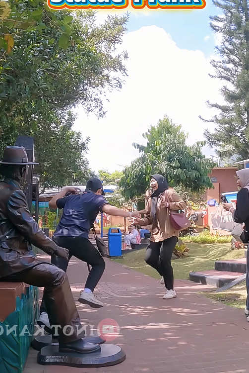 Statue prank 🤣🤣 #fun #funny #bushman #prank #scaryprank #haha #fyp #foryou #sofunny #scary #statue #bushmanprank #fpyシ 