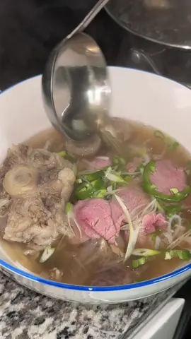 Coming home to a warm bowl of oxtail pho made by my mother-in-law fills my heart and belly. So grateful for the love she pours into every meal. 🥹🍜 #fyp #banhmeetschuchito #vietnam #guatemala🇬🇹 #interacialcouple #mixedfamily #vietnamesefood 