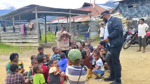 Karakteristik Pemimpin yang Baik dalam Berinteraksi dengan Anak Kecil: * Mampu memahami perasaan dan perspektif anak, serta merespons dengan penuh perhatian. * Bersedia meluangkan waktu dan memberikan bimbingan tanpa terburu-buru. * Menunjukkan cinta dan perhatian melalui bahasa tubuh, kata-kata, dan tindakan. * Mau mendengarkan cerita dan ide anak, serta memberikan umpan balik yang membangun. * Memberikan contoh perilaku yang baik, seperti kejujuran, tanggung jawab, dan rasa hormat. * Memastikan bahwa semua anak merasa diterima dan dihargai. * Membantu anak mengatasi tantangan dan konflik dengan cara yang positif. * Memberikan dukungan dan dorongan agar anak berani mencoba hal baru. * Menciptakan suasana ceria dan penuh tawa dalam interaksi. * Memberikan perlakuan yang sama kepada semua anak, tanpa memihak. #ilaga #puncakpapua #papua #fb #fbyツ #fbreels 