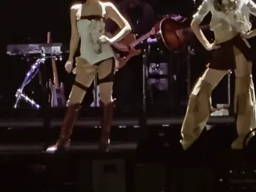 this part . #jenlisa #holdinghands 