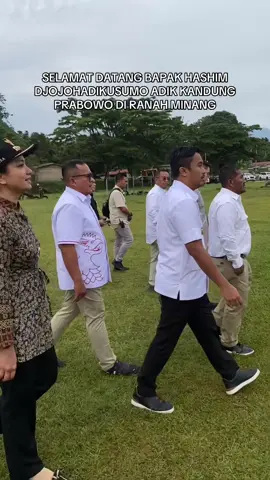 Adik kandung Presiden RI Prabowo Subianto, Hashim Sujono Djojohadikusumo, yang juga dikenal sebagai pengusaha nasional dan tokoh politik, tiba di Ranah Minang. Kehadiran beliau di Sumatera Barat diharapkan membawa angin segar bagi pembangunan daerah. Dengan kepiawaian dan jaringan politik yang dimiliki Hashim, serta kolaborasi erat bersama Wakil Gubernur Sumbar Vasko Ruseimy, diharapkan Sumatera Barat dapat semakin maju, tumbuh, dan berbenah dalam berbagai sektor — baik ekonomi, pendidikan, hingga infrastruktur.