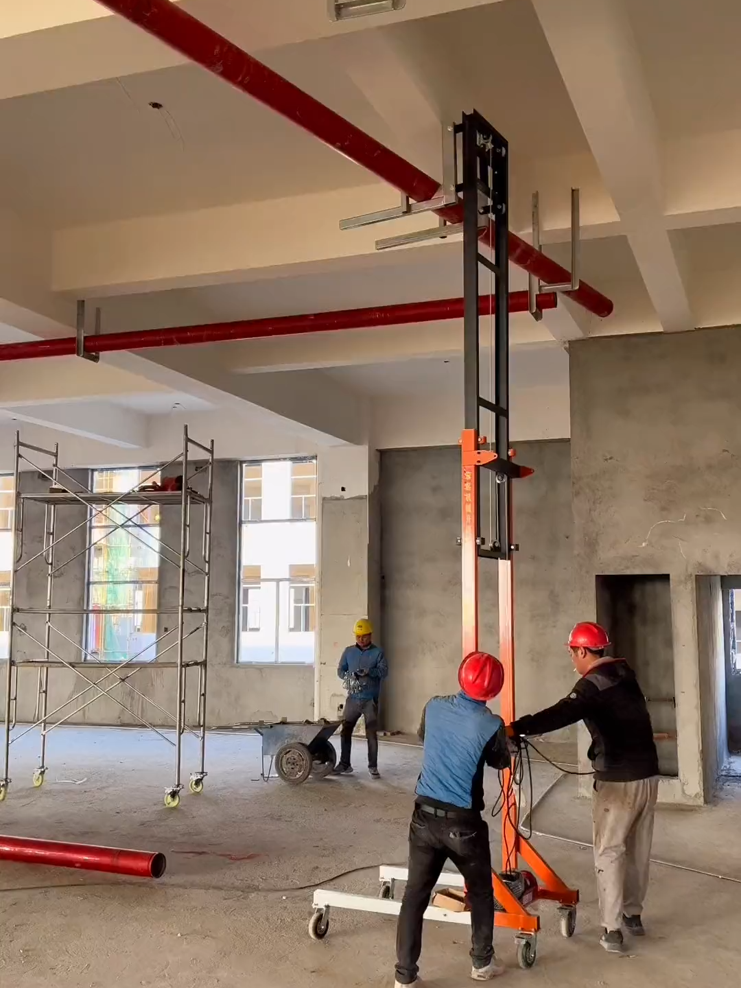 Máy nâng là thiết bị chuyên dụng được thiết kế phục vụ cho các công việc nâng hạ trong thi công, lắp đặt và sửa chữa tại các vị trí trên cao. - Với khả năng nâng cao lên tối đa 7 mét và tải trọng nâng tối đa 300kg, máy đặc biệt phù hợp cho các công việc như lắp đặt và bảo trì ống cứu hoả, ống thông gió, cũng như thi công bảng biển quảng cáo tại công trình. - Thiết bị có kết cấu chắc chắn, vận hành ổn định và an toàn, giúp tối ưu hiệu quả làm việc tại hiện trường, đồng thời đảm bảo an toàn cho người lao động khi thao tác ở độ cao. #maynangha #hảiphòng #bìnhdương #tphcm #nănglượngmặttrời #hải_phòng #hànội #hcm #maynang #cứuhoả #chữacháy #maynanghang #tờiđiện220v #điệnmặttrời #cơkhí #quangcao #cửa_cuốn