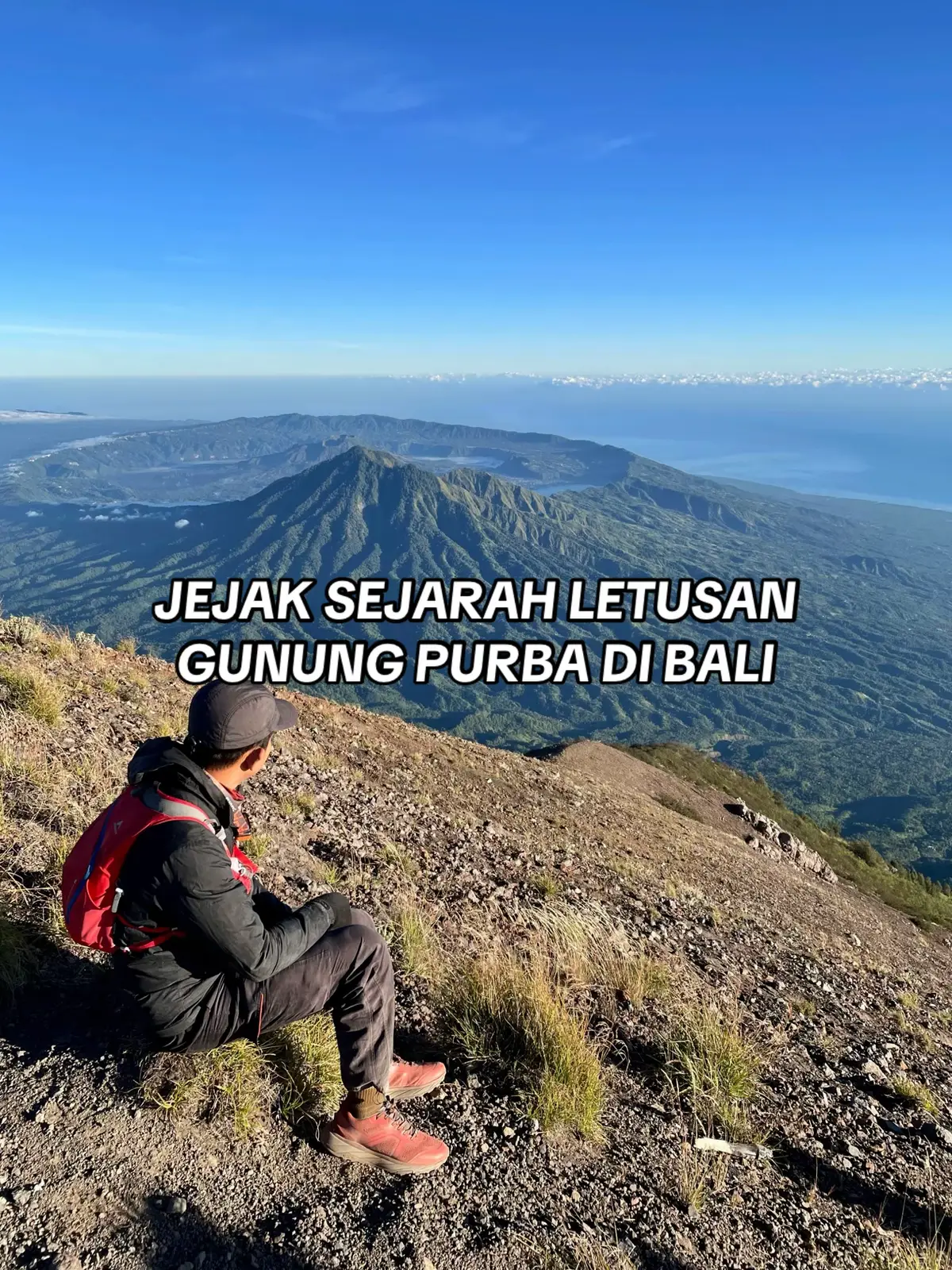 Kaldera Batur, yang terletak di Bali, terbentuk melalui serangkaian letusan gunung berapi dahsyat yang terjadi dalam beberapa tahap. Pembentukan kaldera ini dimulai dengan gunung api purba yang tinggi, yang kemudian runtuh akibat letusan besar. Letusan pertama membentuk Kaldera Batur I sekitar 29.300 tahun yang lalu, diikuti oleh letusan kedua yang membentuk Kaldera Batur II sekitar 20.150 tahun yang lalu. Letusan ketiga, yang lebih kecil, terjadi sekitar 5.500 tahun yang lalu dan membentuk gunung api baru di dalam kaldera, yang dikenal sebagai Gunung Batur saat ini. Rincian Sejarah Pembentukan Kaldera Batur: Gunung Batur Purba: Sebelum terbentuknya kaldera, Gunung Batur adalah gunung api yang sangat besar dan tinggi, diperkirakan lebih tinggi dari Gunung Agung.  Letusan Pertama (Kaldera I): Terjadi sekitar 29.300 tahun yang lalu, menyebabkan runtuhnya sebagian kerucut gunung api purba dan terbentuknya Kaldera Batur I.  Letusan Kedua (Kaldera II): Terjadi sekitar 20.150 tahun yang lalu, menyebabkan runtuhnya sebagian besar kerucut gunung api purba, membentuk Kaldera Batur II.  Letusan Ketiga (Gunung Batur Saat Ini): Terjadi sekitar 5.500 tahun yang lalu, membentuk gunung api baru di dalam kaldera yang dikenal sebagai Gunung Batur saat ini.  Letusan-letusan Lain: Gunung Batur juga mengalami beberapa letusan yang lebih kecil setelah pembentukan kaldera, termasuk letusan pada tahun 1840, 1926, dan terakhir pada tahun 2000.