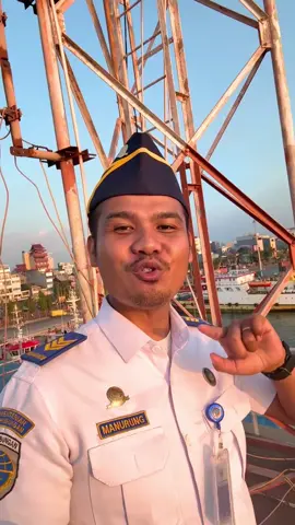 Lama Tidak disadari Ternyata Pelabuhan makassar penyimpan sejuta sejarah maupun keindahan. Bagaimana Pelabuhan ini menjalankan fungsinya sebagai simpul distribusi logistik dan pintu gerbang utama kawasan indonesia timur. Kegiatan Bongkar muat, distribusi barang, serta pelayanan penumpang. #pelabuhanmakassar #seaman #pelaut #ksopumakassar #penumpang #pelni #tugboat