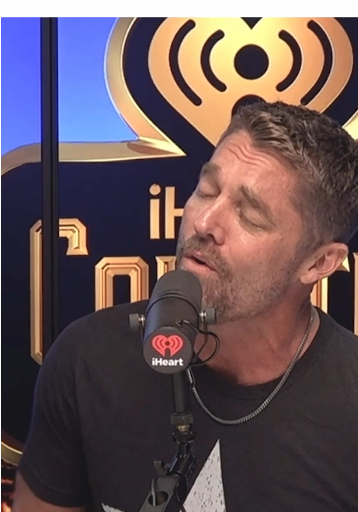 We get to buzzin’ our lips get to touchin’ // @iHeartCountry AU 